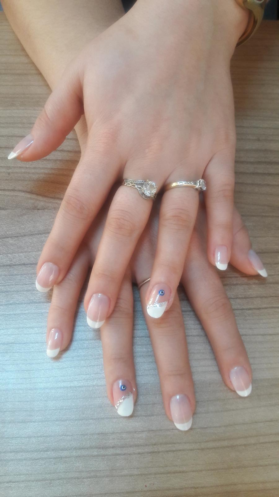 French manicure met een boze-oog steentje en strass
