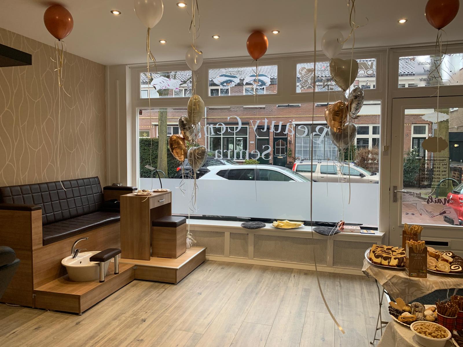 De pedicurebank bij het raam van de salon, met uitzicht op de Hilvertsweg