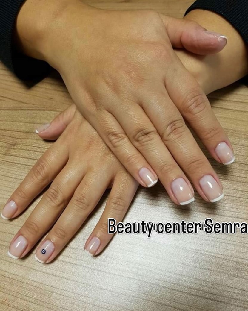 French manicure met een boze-oog accent